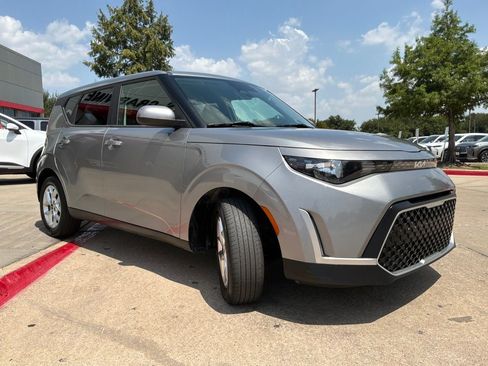 Used 2025 Kia Soul LX w/ LX Technology Package FWD image 4