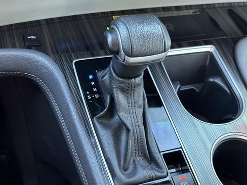 Used 2024 Toyota Sienna Limited image 15