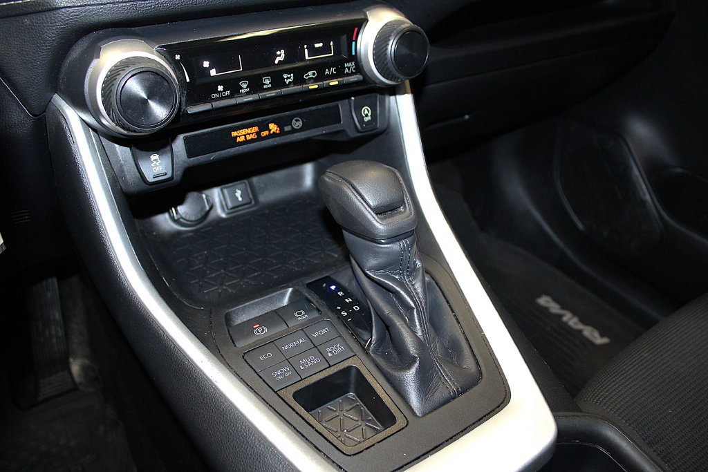 Used 2020 Toyota RAV4 LE w/ All Weather Liner Package AWD/4WD image 19