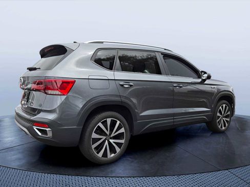 Used 2024 Volkswagen Taos SE w/ Panoramic Sunroof Package image 3