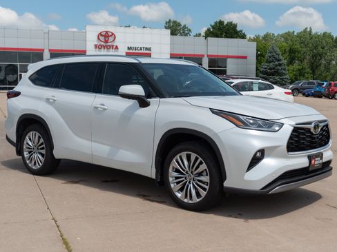 Used 2024 Toyota Highlander Platinum AWD/4WD image 1