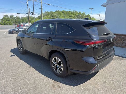 Used 2025 Toyota Highlander XLE AWD/4WD image 6