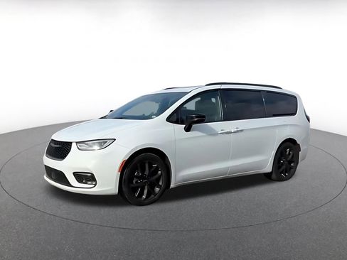 Used 2025 Chrysler Pacifica Limited image 8