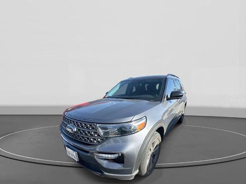 Certified 2022 Ford Explorer XLT w/ Equipment Group 202A image 3