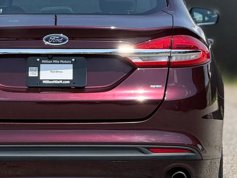 Used 2017 Ford Fusion SE FWD image 14