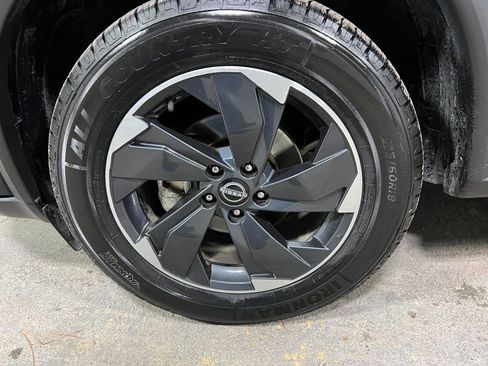 Used 2024 Nissan Rogue SV image 34