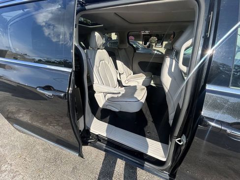 Used 2019 Chrysler Pacifica Limited FWD image 9