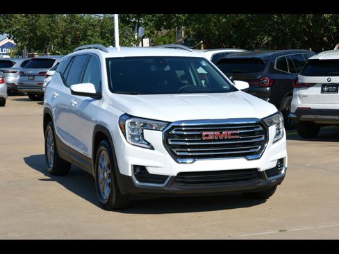 Used 2024 GMC Terrain SLT image 1