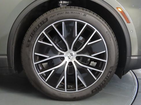 Certified 2025 Porsche Macan 4 Electric AWD/4WD image 11
