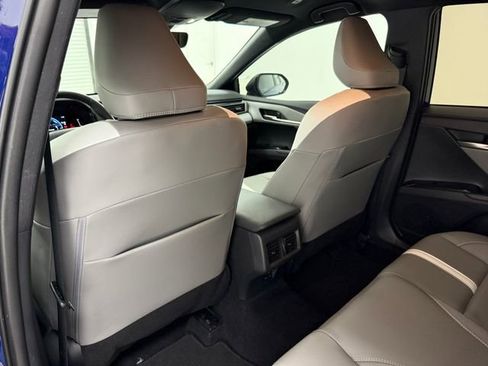 Used 2025 Toyota Camry SE w/ Convenience Package image 32