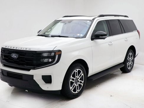 Used 2025 Ford Expedition Active image 2
