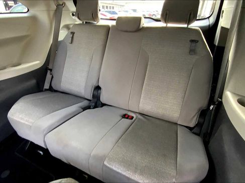 Used 2022 Toyota Sienna LE image 19