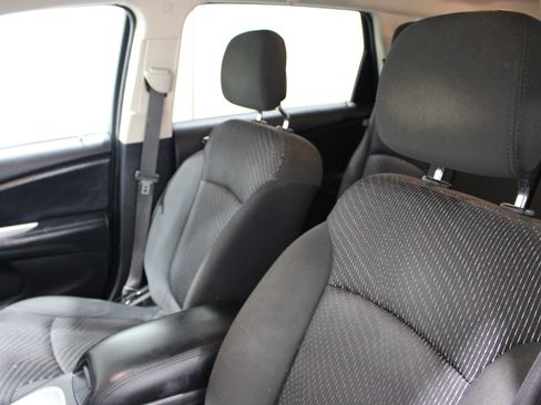Used 2019 Dodge Journey SE w/ Blacktop Package FWD image 4