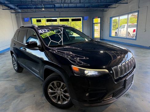 Used 2019 Jeep Cherokee Latitude Plus w/ Cold Weather Group AWD/4WD image 6