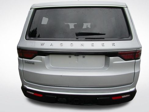 Used 2024 Jeep Wagoneer 2WD image 10