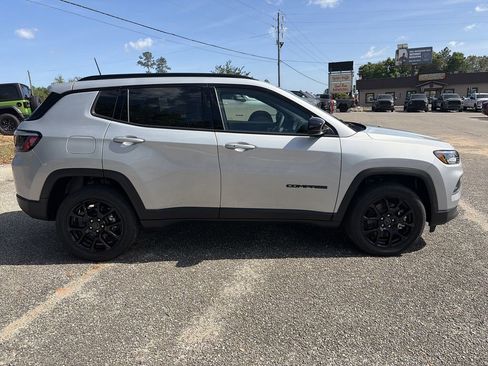 New 2026 Jeep Compass Latitude image 8
