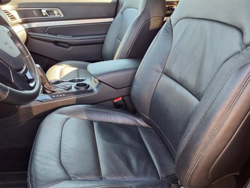 Used 2017 Ford Explorer XLT w/ Equipment Group 202A image 3