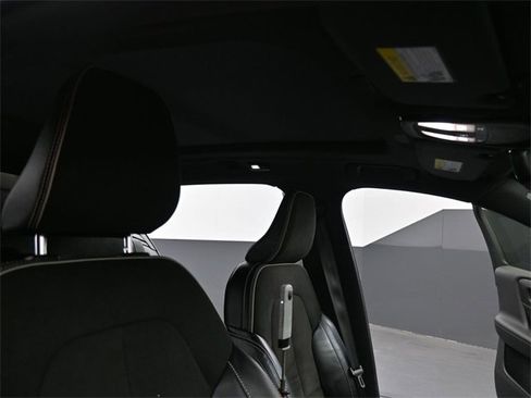 Used 2022 Volvo XC40 P8 Recharge Plus image 19