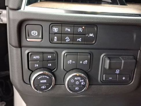 Used 2025 Chevrolet Tahoe High Country AWD/4WD image 36