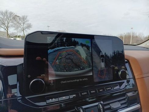 Used 2023 Nissan Pathfinder Platinum image 14