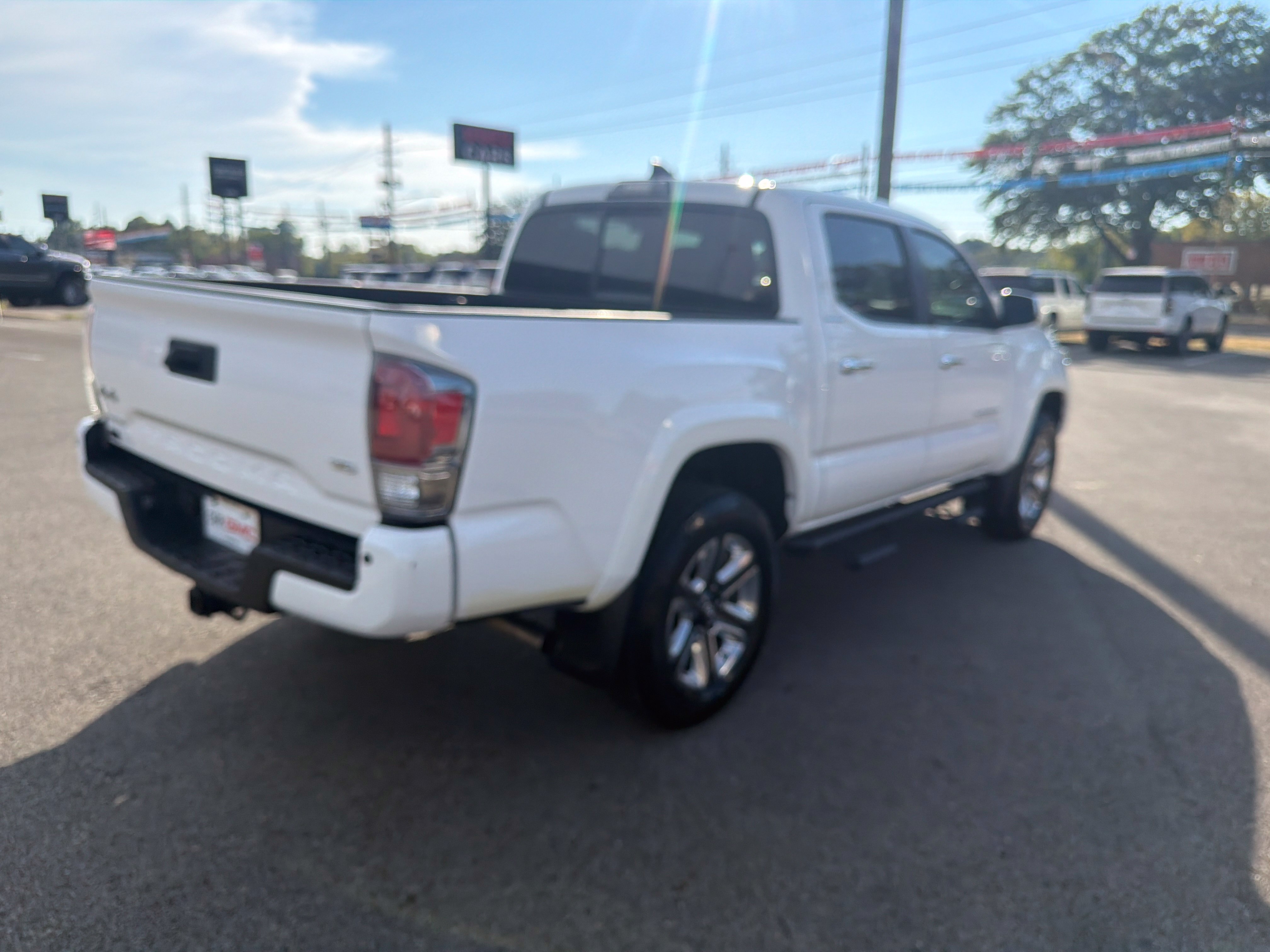 Used 2016 Toyota Tacoma Limited w/ Towing Package AWD/4WD image 5