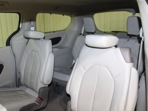 Used 2020 Chrysler Pacifica Touring-L w/ Advanced Safetytec Group image 16