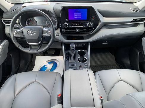 Used 2024 Toyota Highlander XLE AWD/4WD image 16