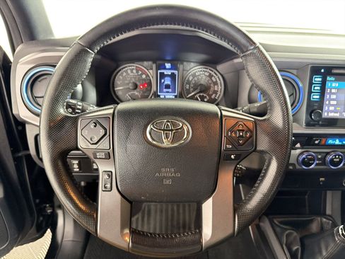 Used 2016 Toyota Tacoma TRD Sport image 17