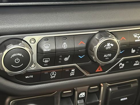 Used 2024 Jeep Wrangler Unlimited Rubicon w/ Technology Group image 31