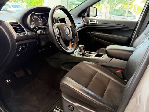 Used 2020 Jeep Grand Cherokee Altitude RWD image 12