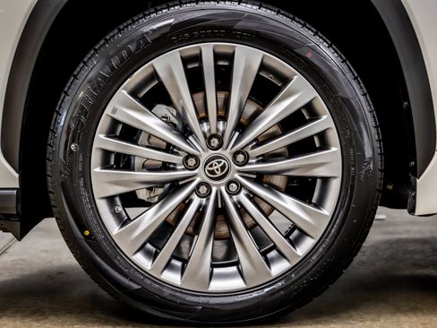 Used 2021 Toyota Highlander Platinum FWD image 34