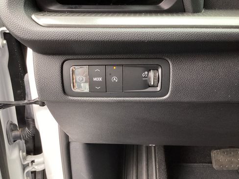 Used 2025 Chevrolet Traverse LT image 33