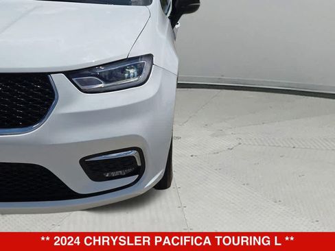Used 2024 Chrysler Pacifica Touring-L FWD image 10