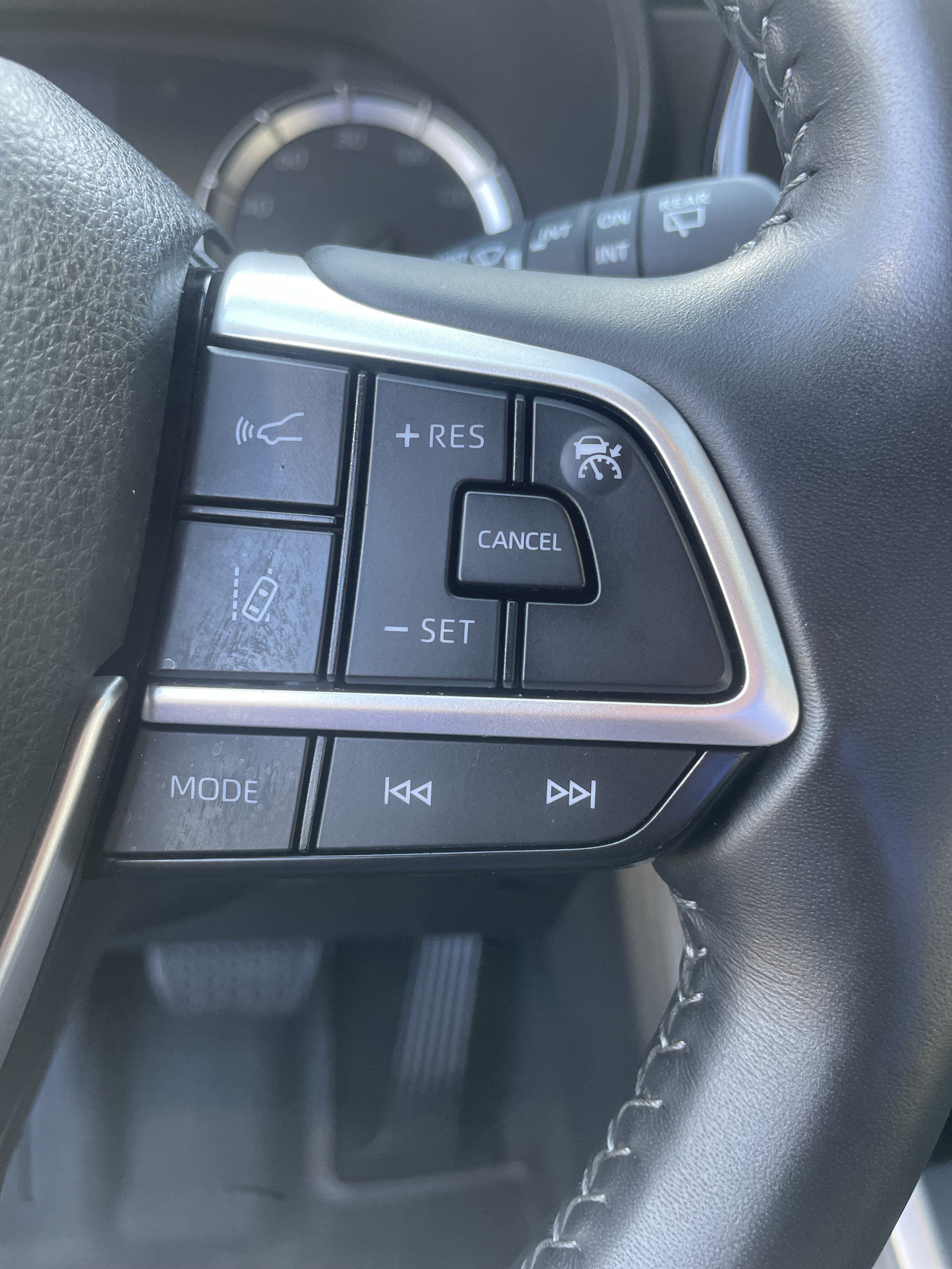 Used 2022 Toyota Highlander LE FWD image 17