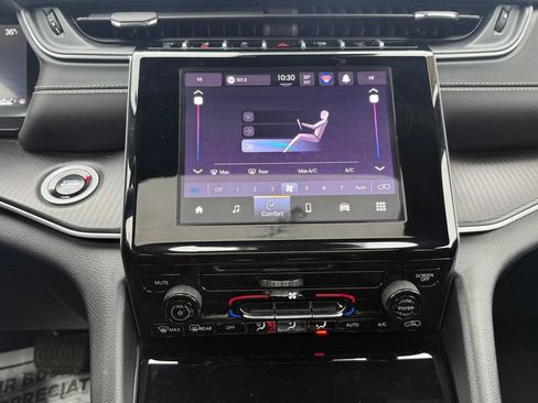 Used 2024 Jeep Grand Cherokee Laredo X image 27