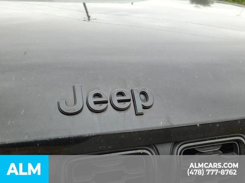 Used 2025 Jeep Grand Cherokee Altitude AWD/4WD image 24