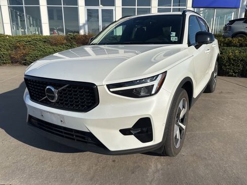 Certified 2023 Volvo XC40 B5 Plus w/ Driver Assist Package AWD/4WD image 2