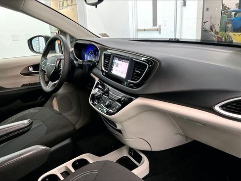 Used 2023 Chrysler Voyager LX FWD image 14