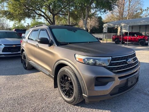 Used 2021 Ford Explorer XLT image 3
