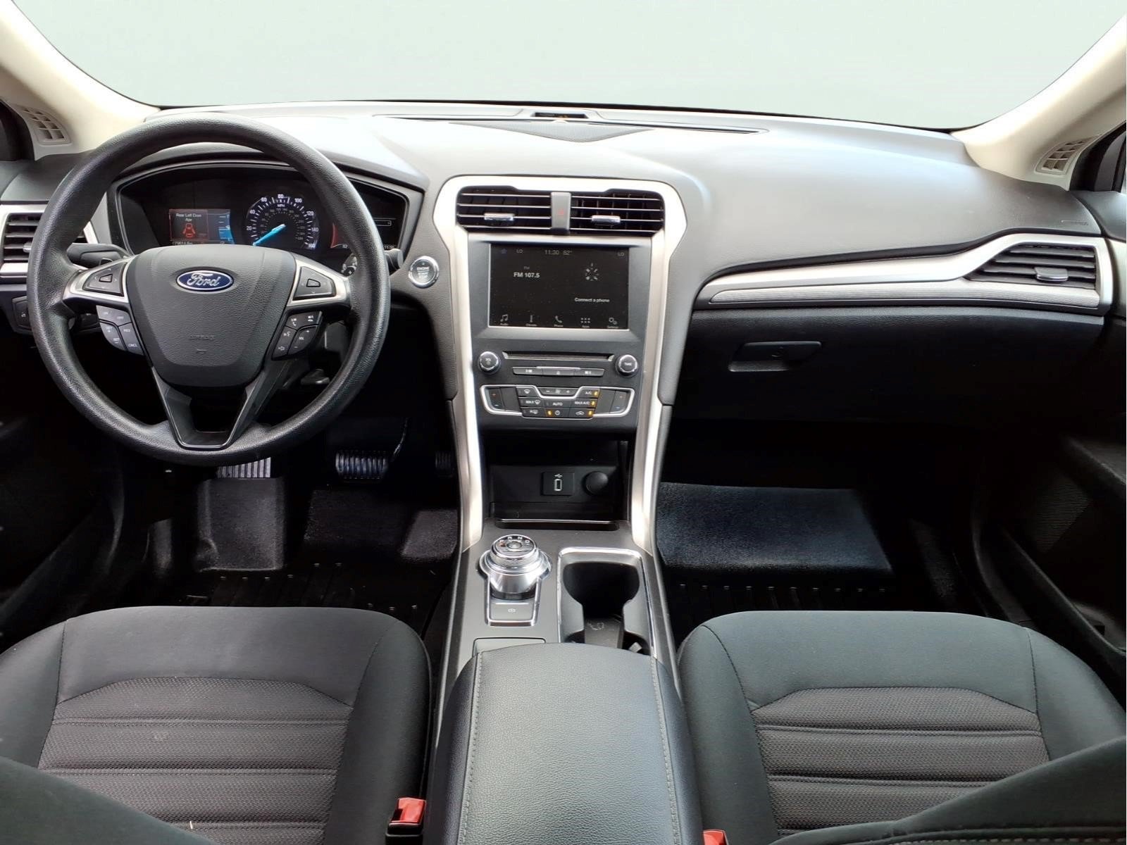 Used 2018 Ford Fusion SE w/ Fusion SE Technology Package FWD image 9