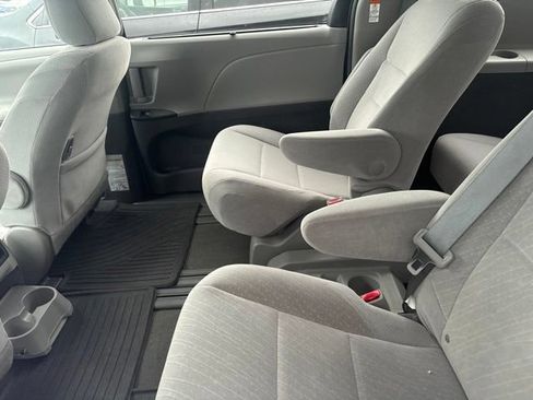 Used 2017 Toyota Sienna LE FWD image 9