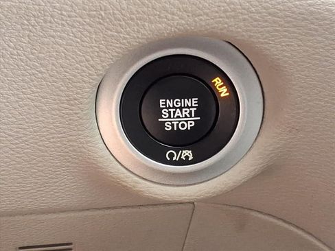 Used 2023 Chrysler Pacifica Limited FWD image 27
