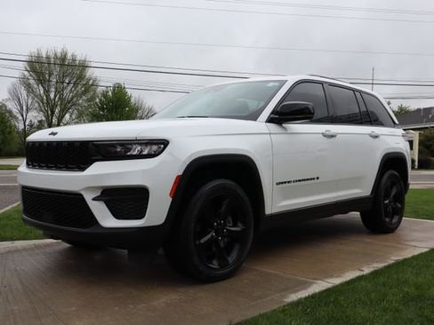 Used 2023 Jeep Grand Cherokee Altitude AWD/4WD image 7