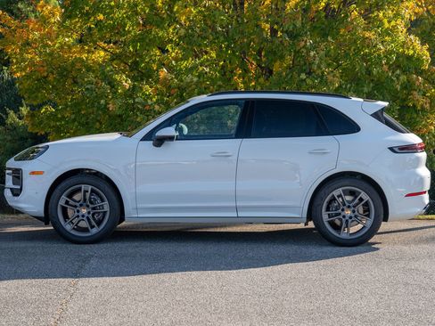 Certified 2025 Porsche Cayenne image 2