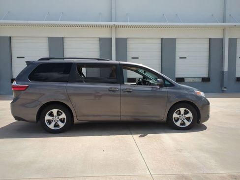 Used 2016 Toyota Sienna LE image 4