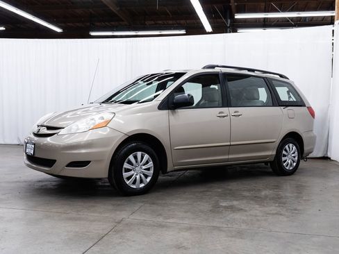 Used 2010 Toyota Sienna CE FWD image 3