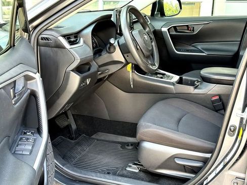 Used 2022 Toyota RAV4 LE AWD/4WD image 10