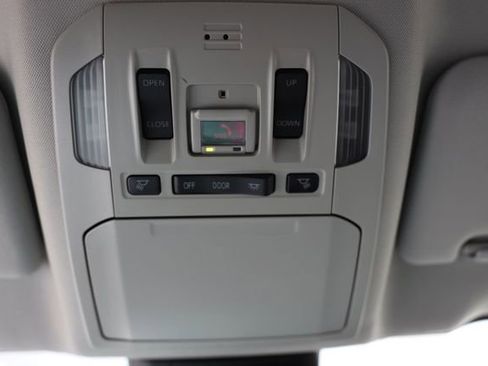 Used 2021 Toyota Highlander XLE image 34