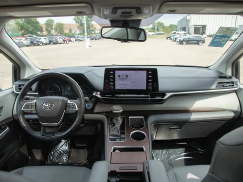 Used 2023 Toyota Sienna XLE FWD image 14