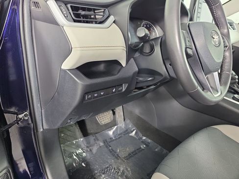 Certified 2020 Toyota RAV4 XLE w/ Convenience Package AWD/4WD image 11